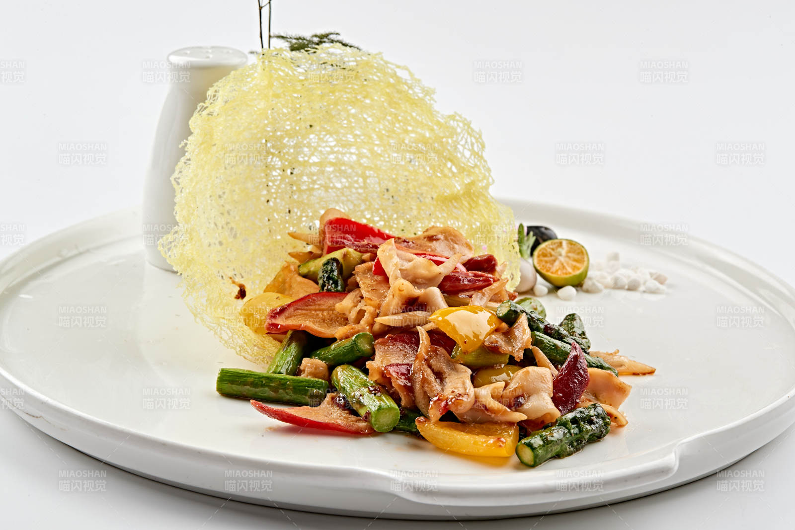 白色瓷盘装的粤式小炒彩椒蒜薹爆北极贝