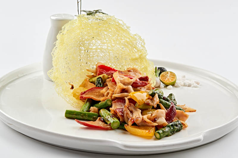 白色瓷盤裝的粵式小炒彩椒蒜薹爆北極貝