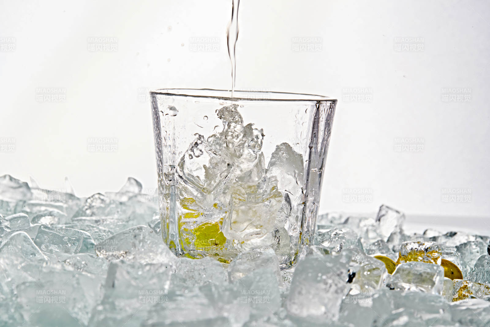 布满冰块的酒杯中的清凉白葡萄味预调酒-摄影图