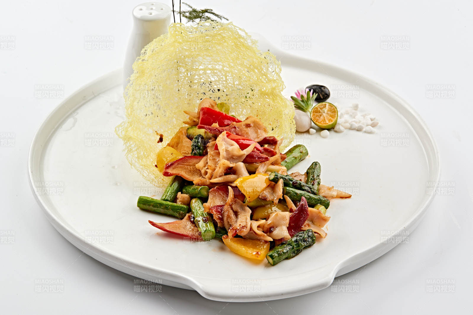 白色瓷盘装的粤式小炒彩椒蒜薹爆北极贝