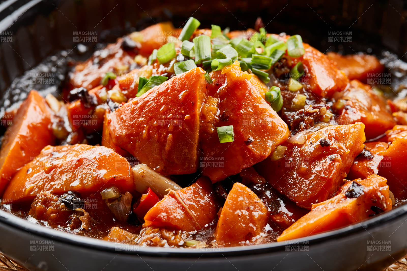 黑色砂锅装的豆豉鲮鱼南瓜煲