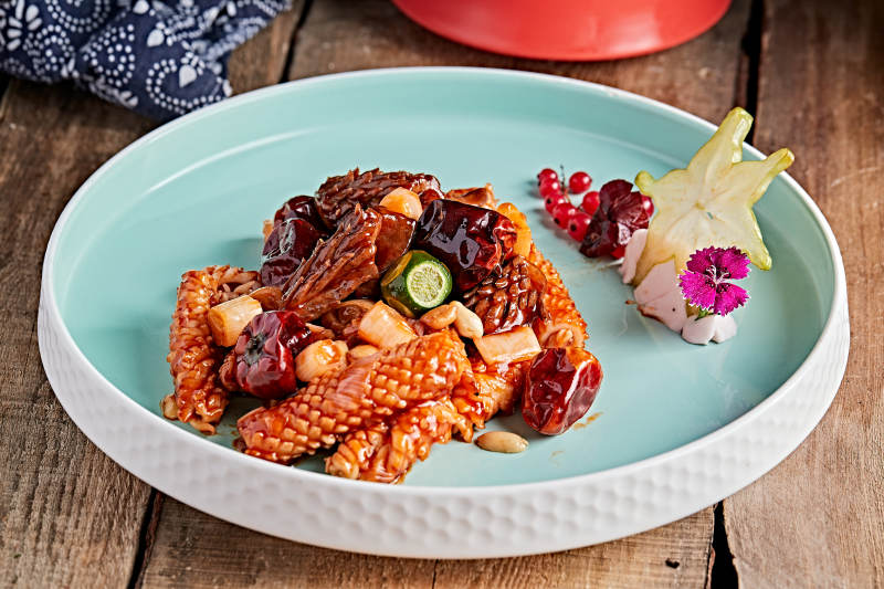 青瓷盤裝的燈籠椒宮保魷魚身