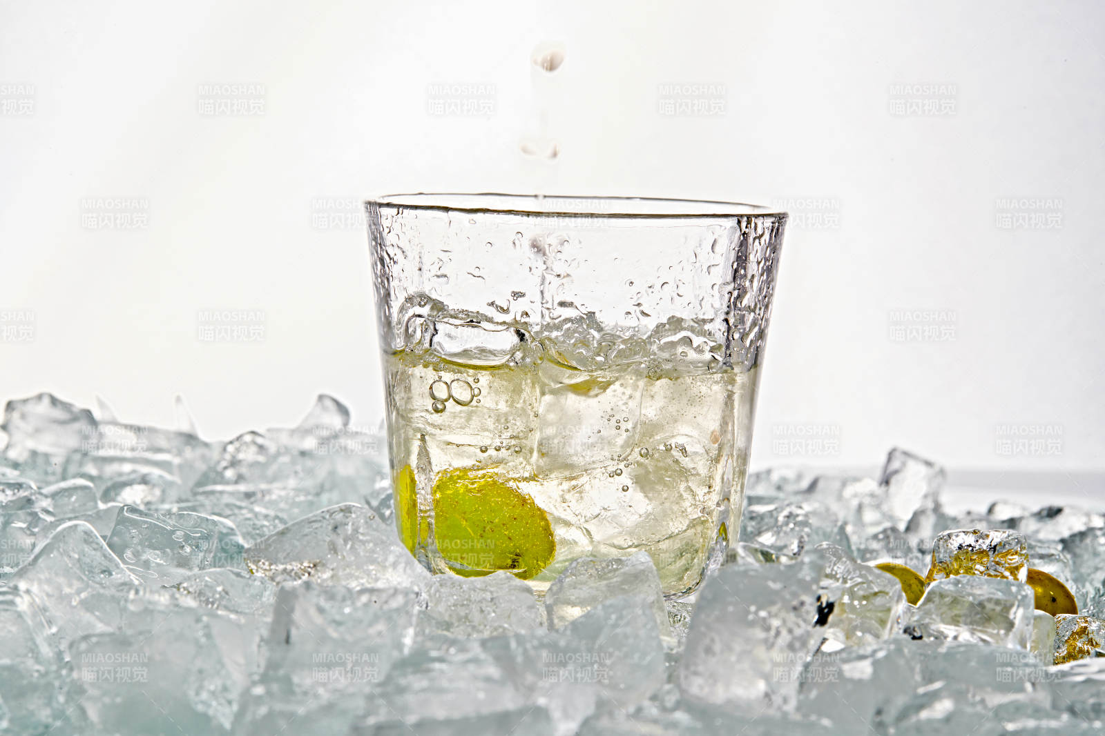 布满冰块的酒杯中的清凉白葡萄味预调酒-摄影图