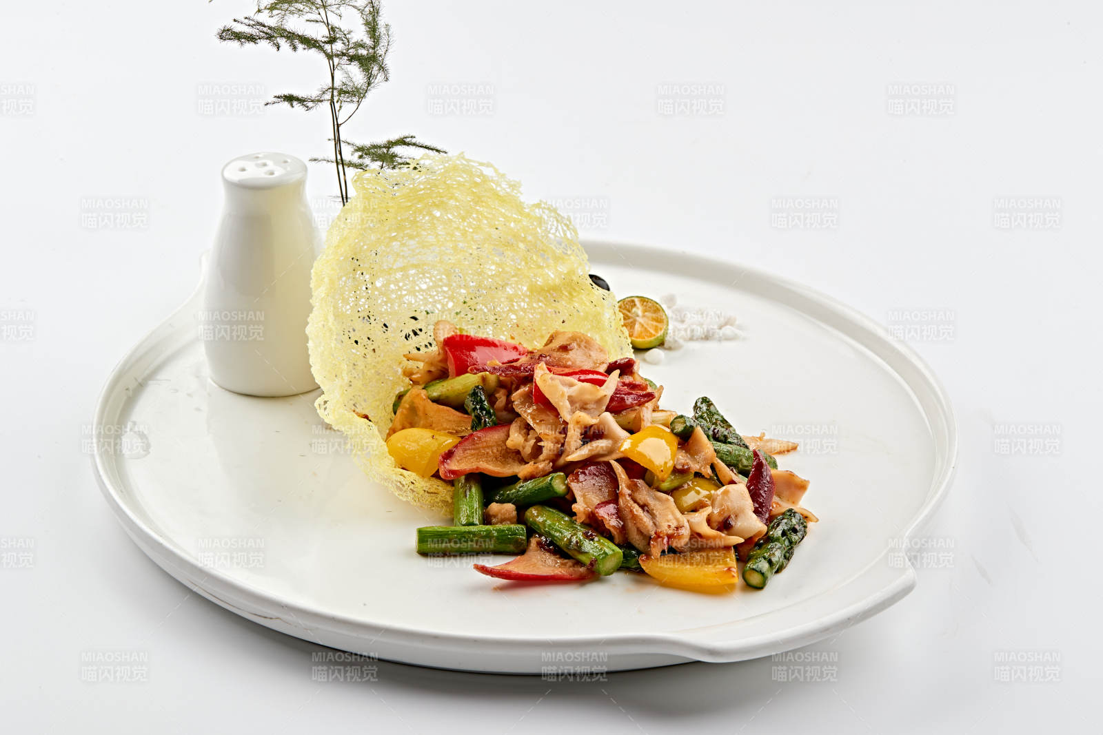 白色瓷盤裝的粵式小炒彩椒蒜薹爆北極貝