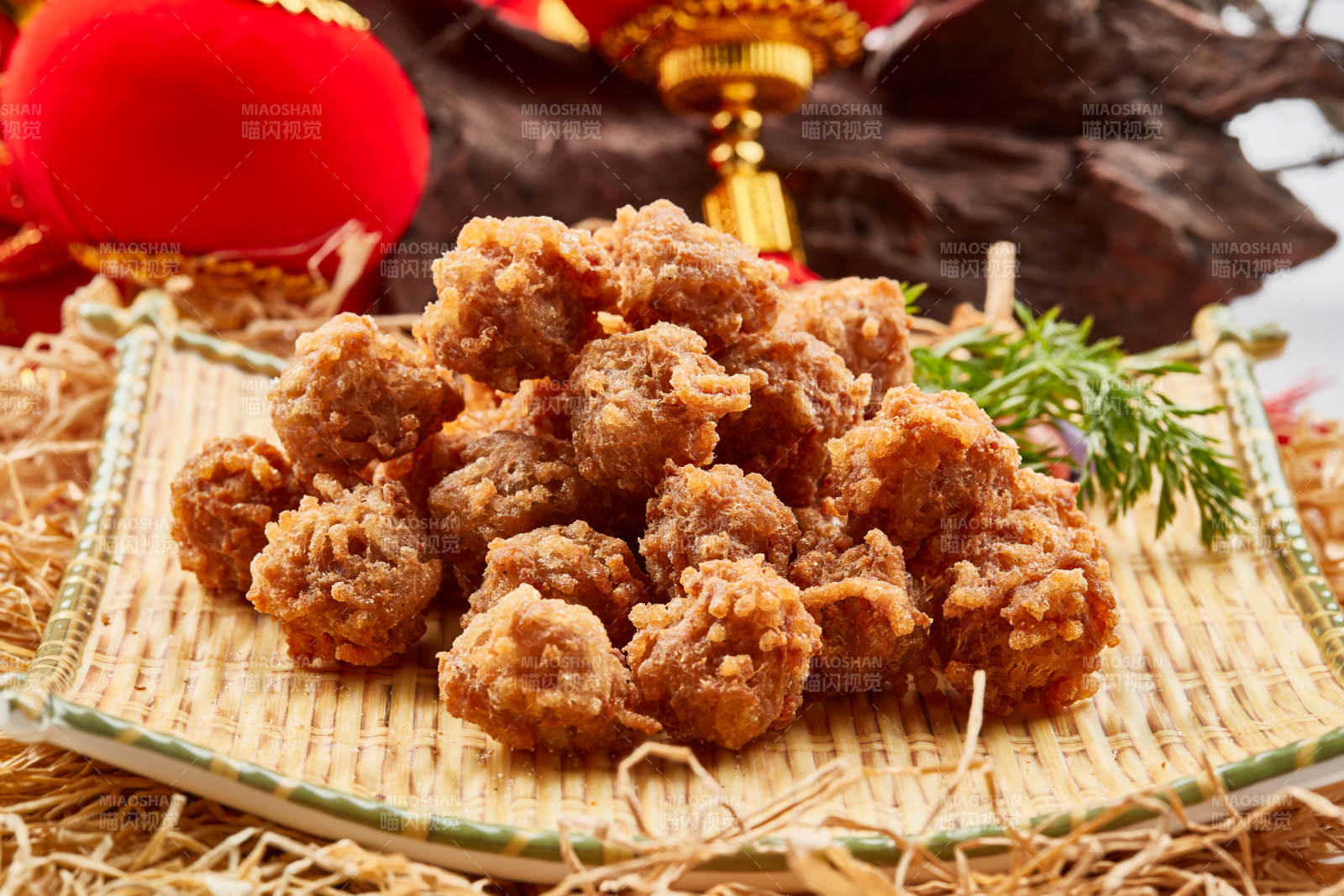 竹笸籮裝的油炸貓頭丸子