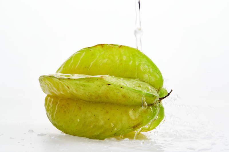 白色背景上摆放的新鲜水嫩杨桃