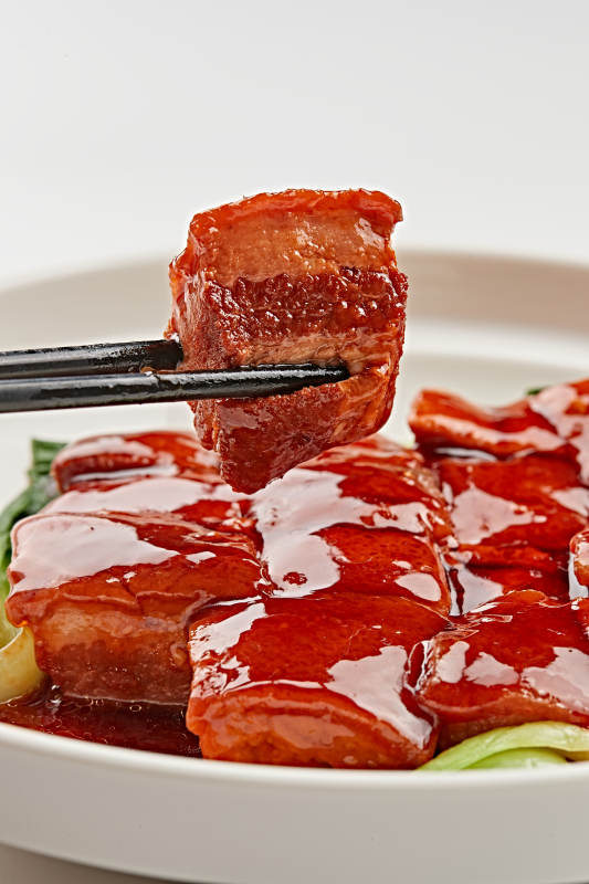 白色瓷盘装的毛家红烧肉