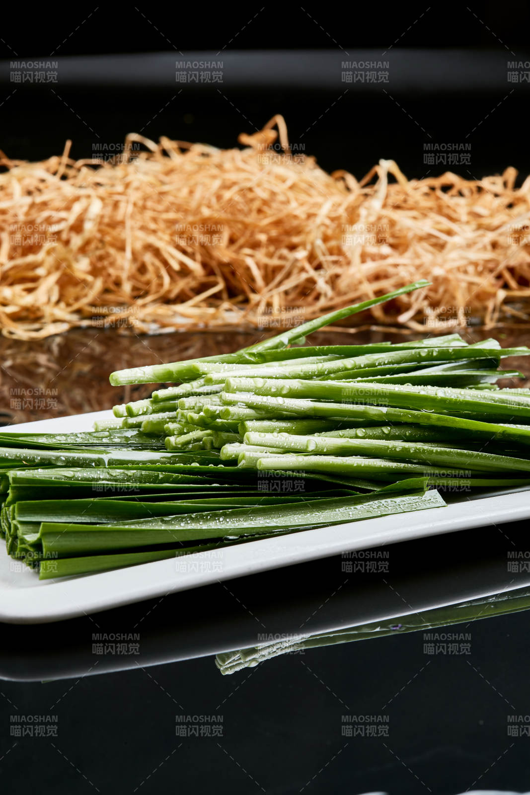 白色瓷盘装的火锅涮肉食材鲜韭菜