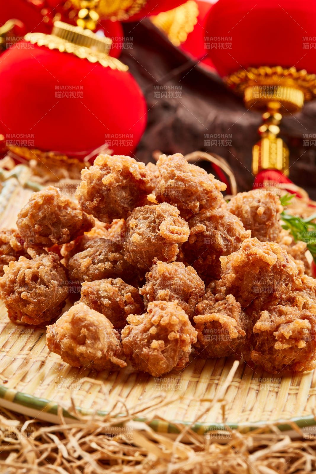 竹笸籮裝的油炸貓頭丸子