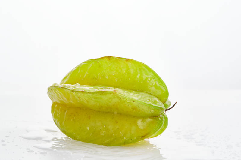 白色背景上摆放的新鲜水嫩杨桃