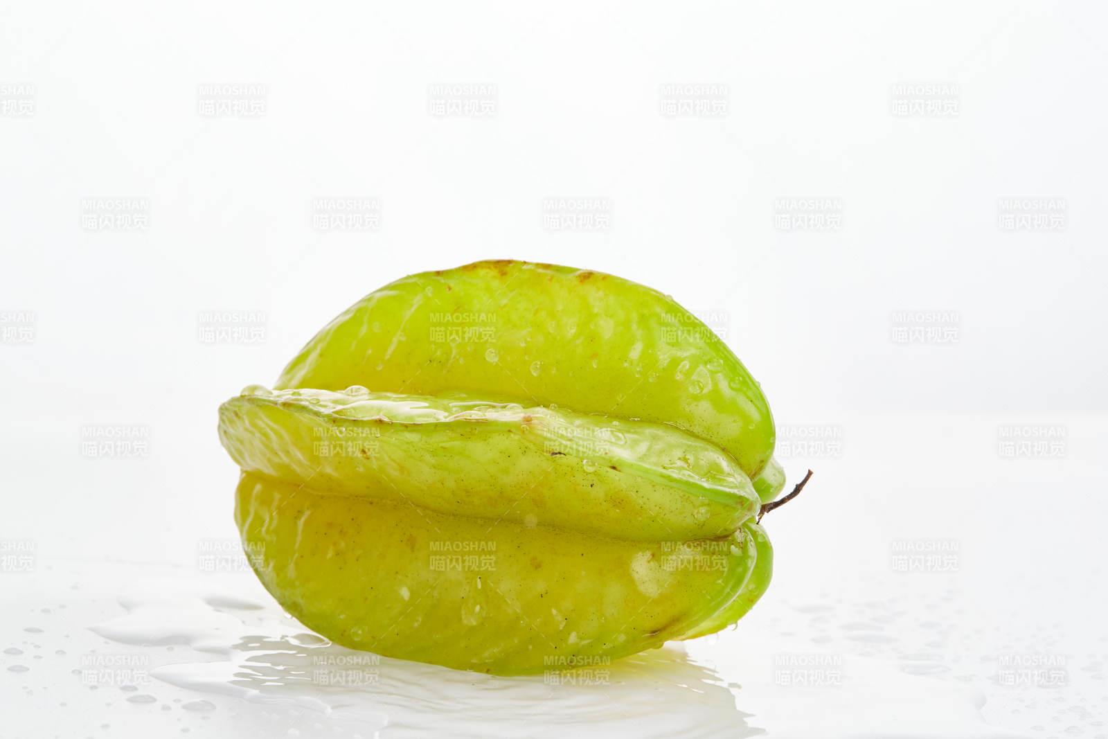 白色背景上摆放的新鲜水嫩杨桃