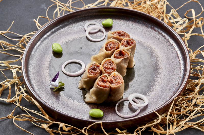 仿古瓷盤裝的莜面窩窩釀肉餡-攝影圖