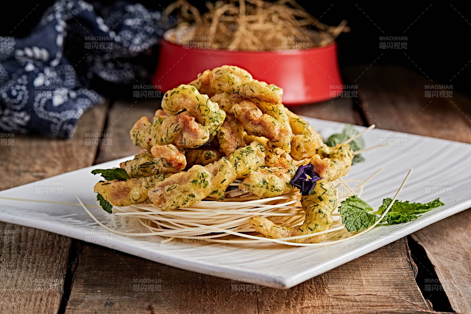 白色瓷盤裝的拖面茴香炸里脊