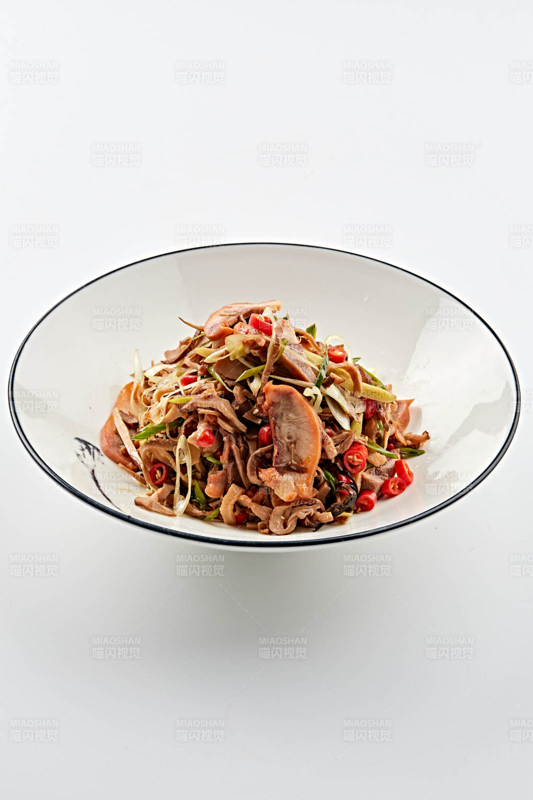 白色瓷盘装的香味小炒猪头肉