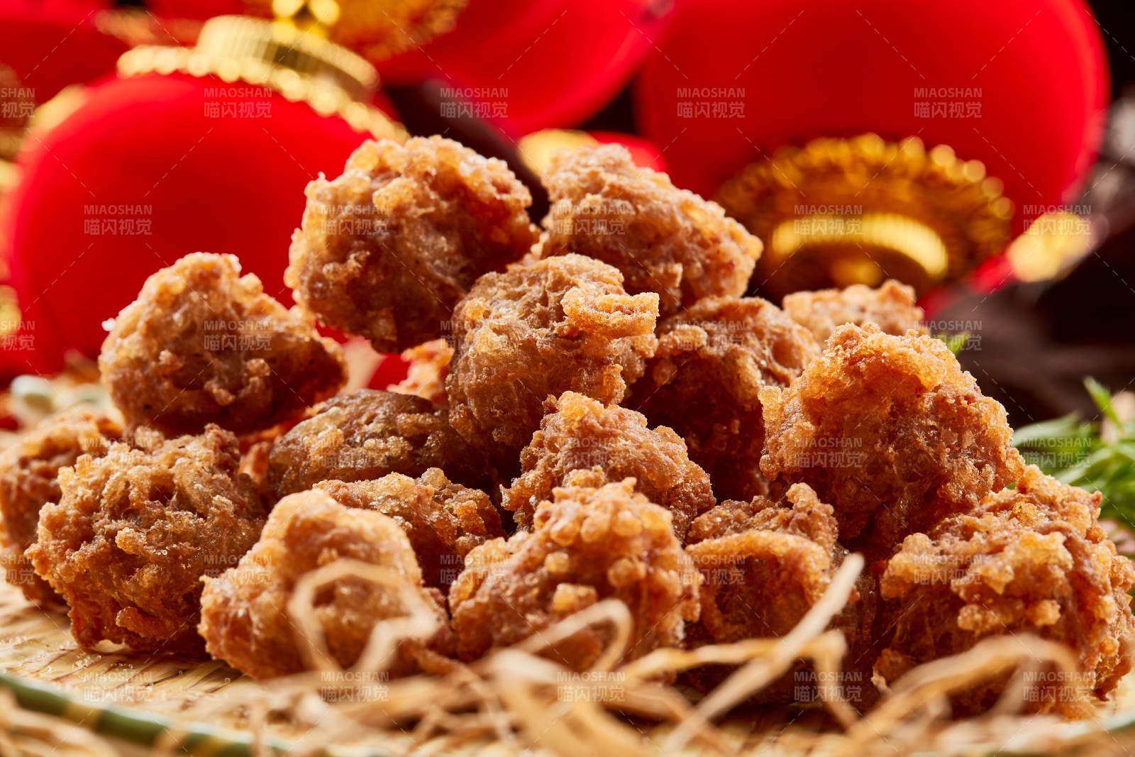 竹笸籮裝的油炸貓頭丸子