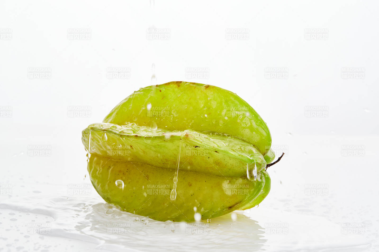 白色背景上擺放的新鮮水嫩楊桃