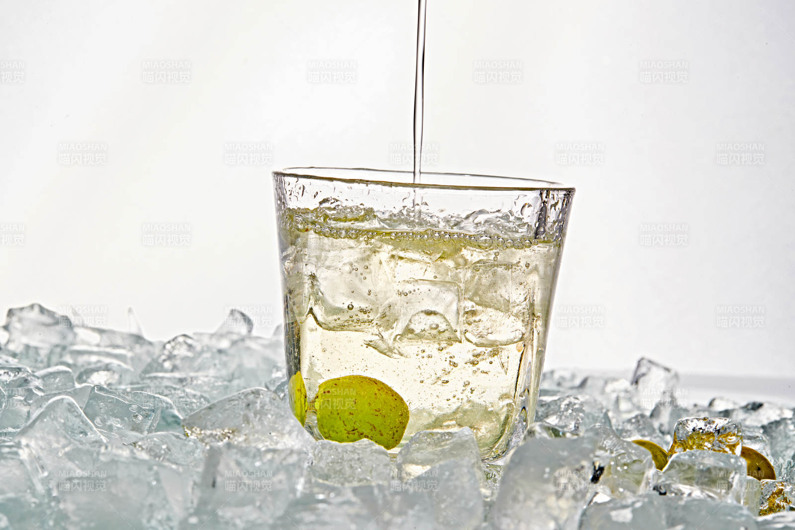 布满冰块的酒杯中的清凉白葡萄味预调酒-摄影图