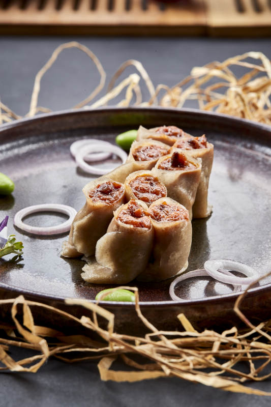 仿古瓷盤裝的莜面窩窩釀肉餡-攝影圖