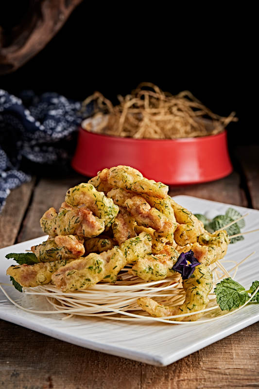 白色瓷盤裝的拖面茴香炸里脊