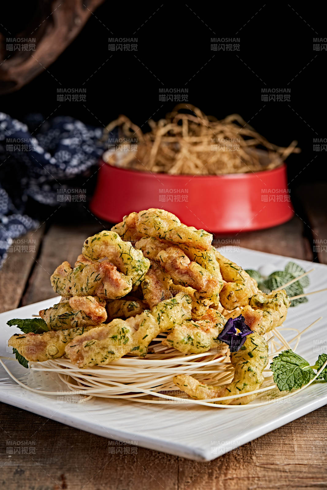 白色瓷盤裝的拖面茴香炸里脊