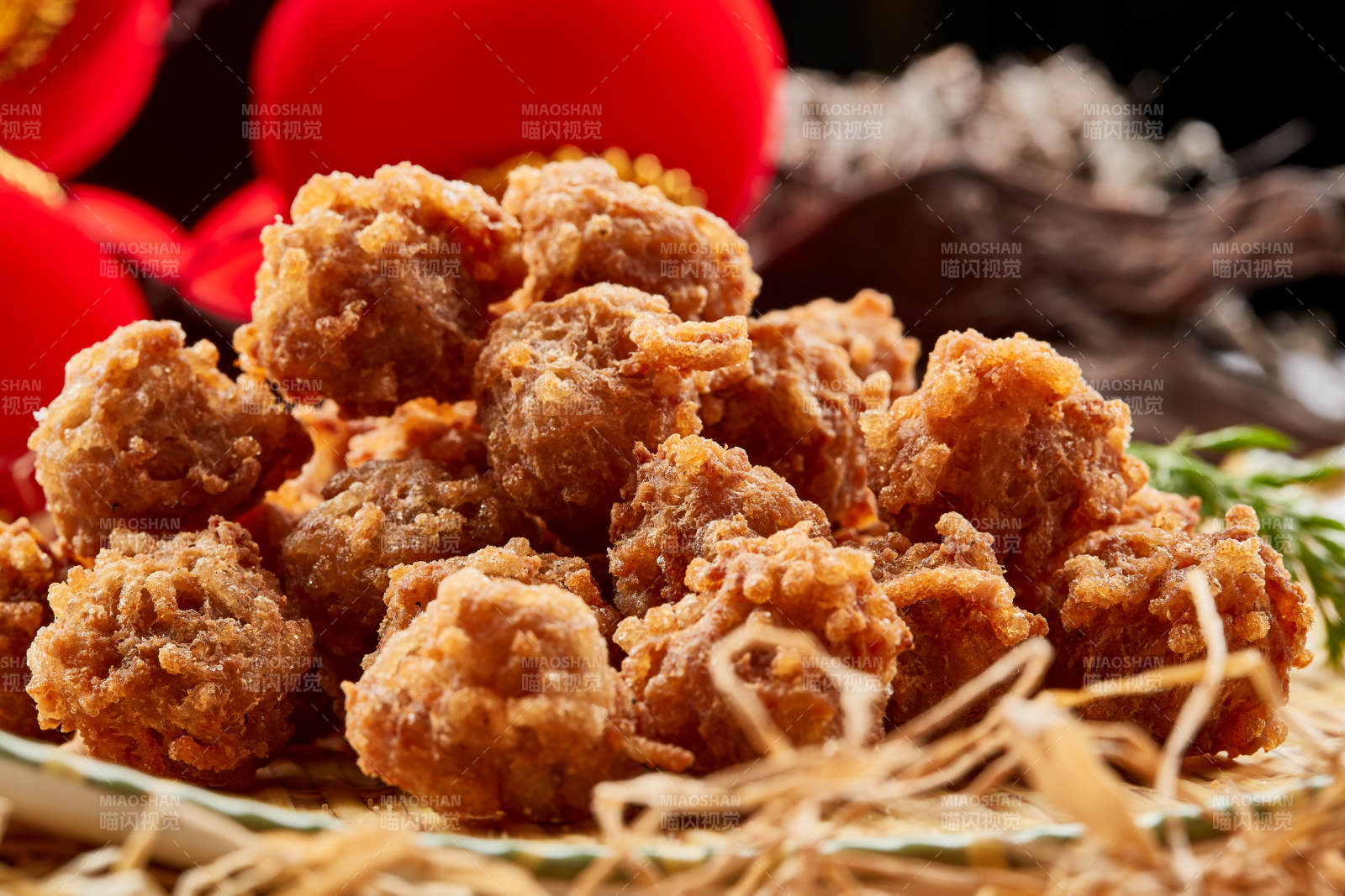 竹笸籮裝的油炸貓頭丸子