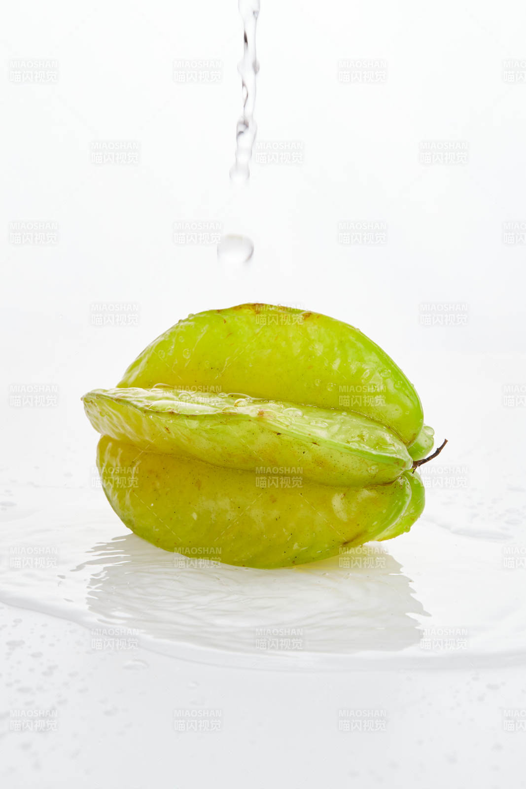 白色背景上摆放的新鲜水嫩杨桃