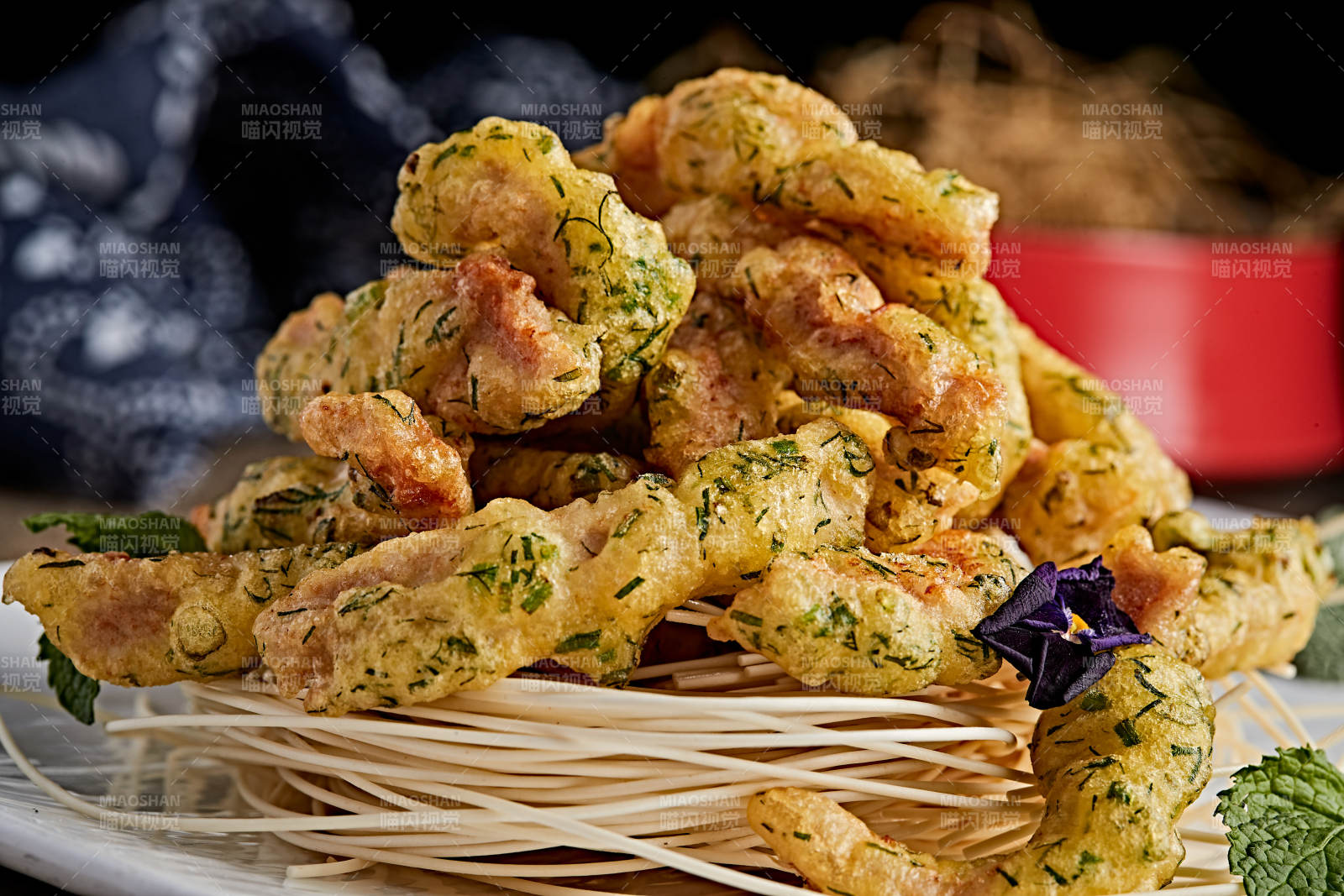 白色瓷盤裝的拖面茴香炸里脊