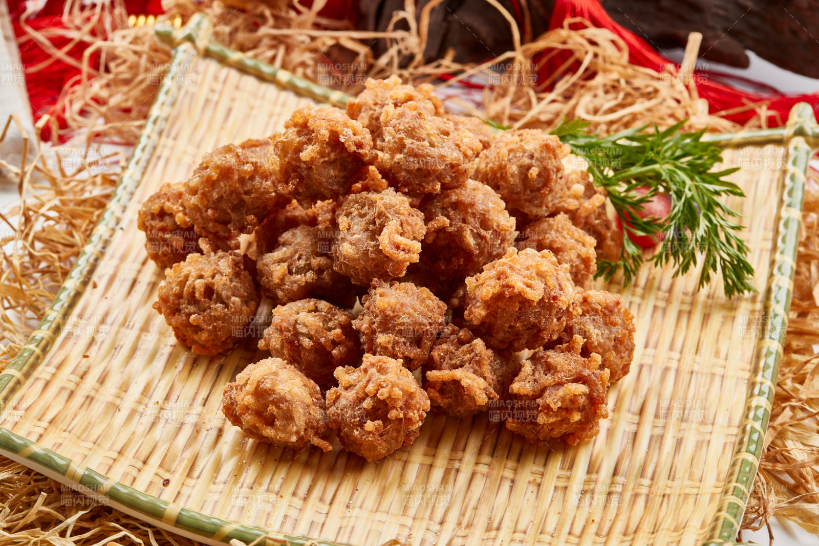 竹笸籮裝的油炸貓頭丸子