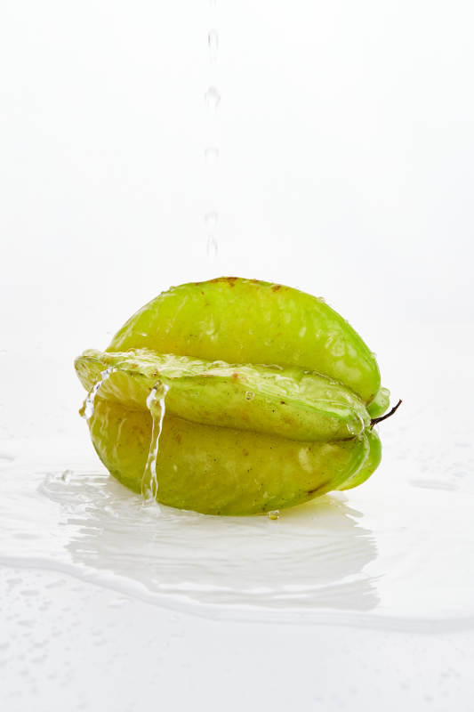 白色背景上摆放的新鲜水嫩杨桃