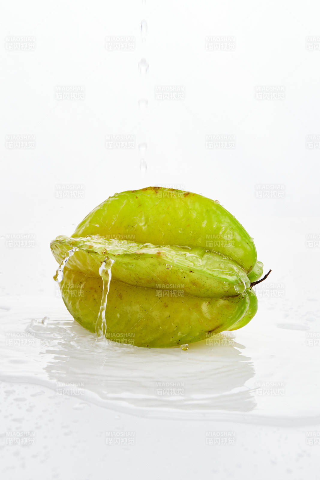 白色背景上摆放的新鲜水嫩杨桃