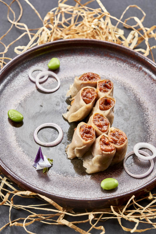 仿古瓷盤裝的莜面窩窩釀肉餡-攝影圖