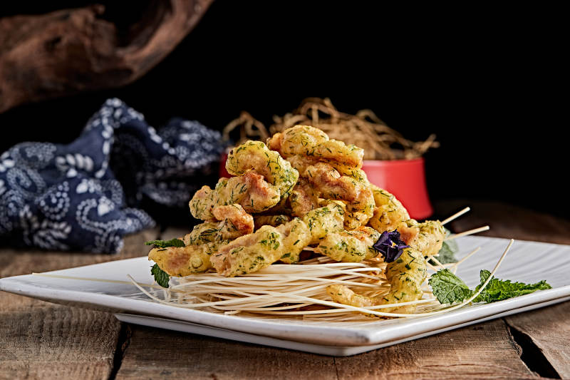 白色瓷盤裝的拖面茴香炸里脊