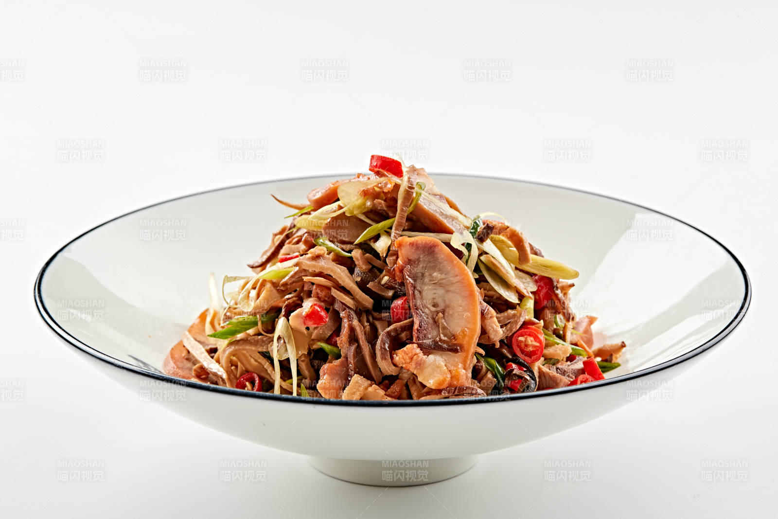 白色瓷盘装的香味小炒猪头肉