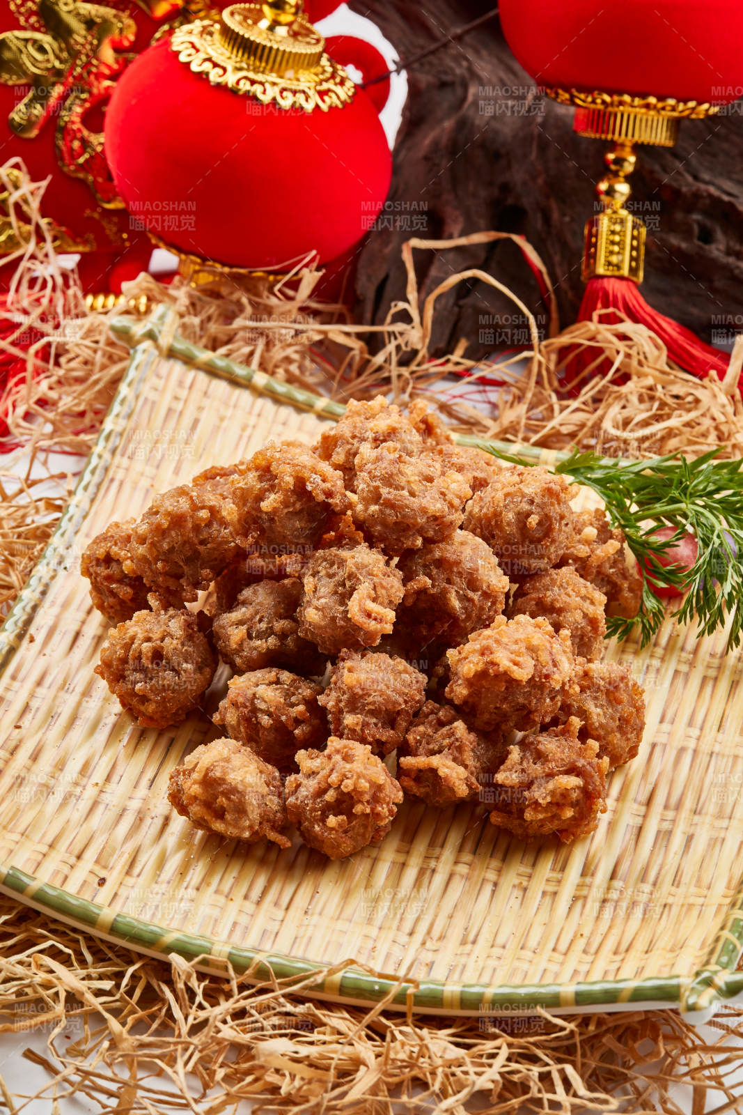 竹笸籮裝的油炸貓頭丸子