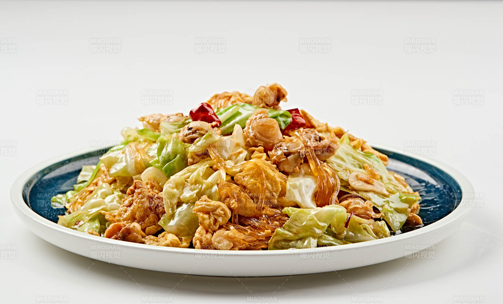 青釉瓷盘装的扇贝丁水晶粉鸡蛋爆手撕包菜