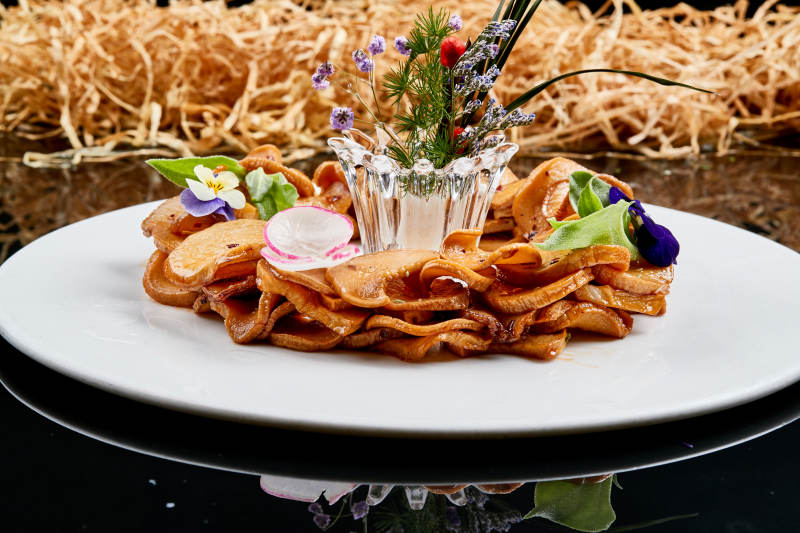 白色瓷盘装的糖腌杏鲍菇片