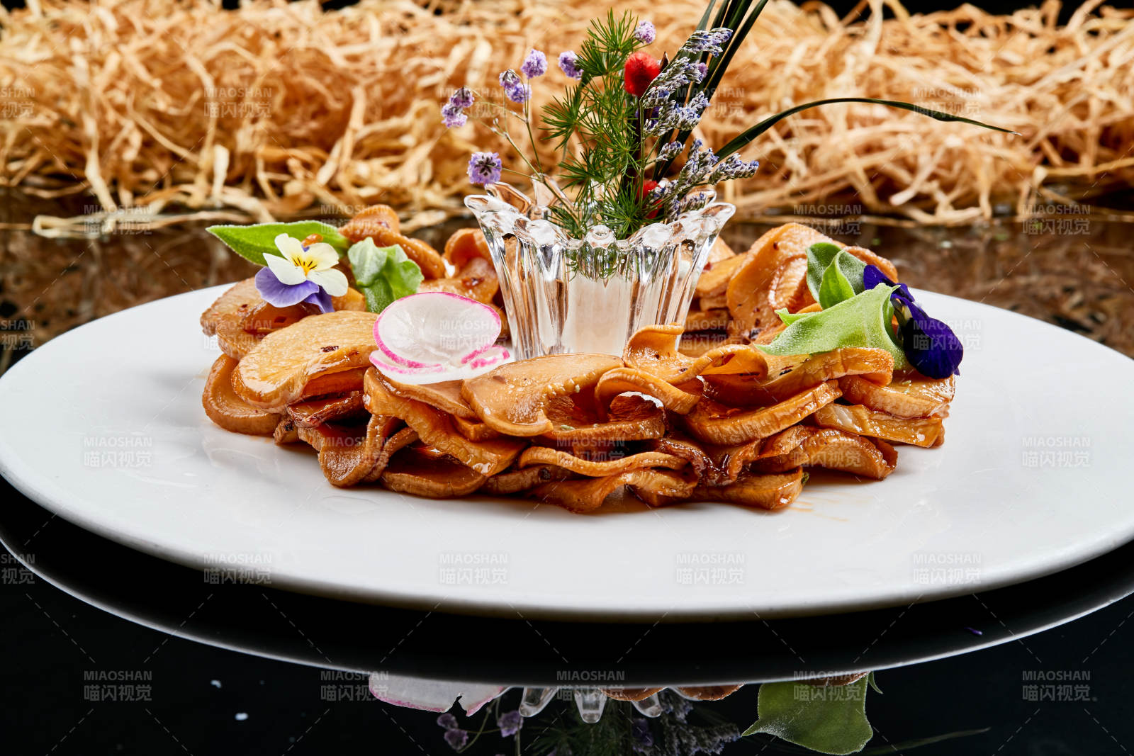 白色瓷盤裝的糖腌杏鮑菇片