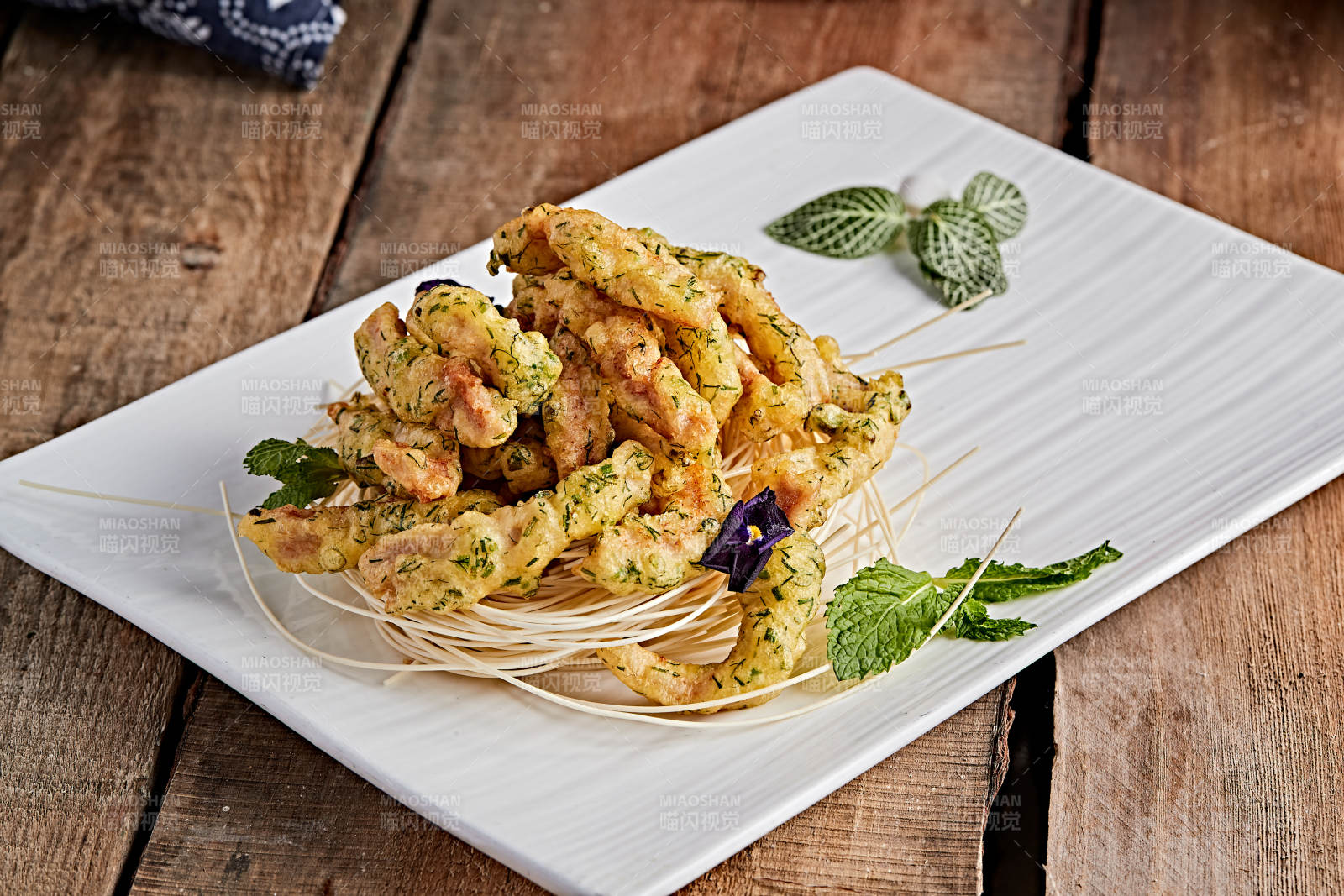 白色瓷盤裝的拖面茴香炸里脊