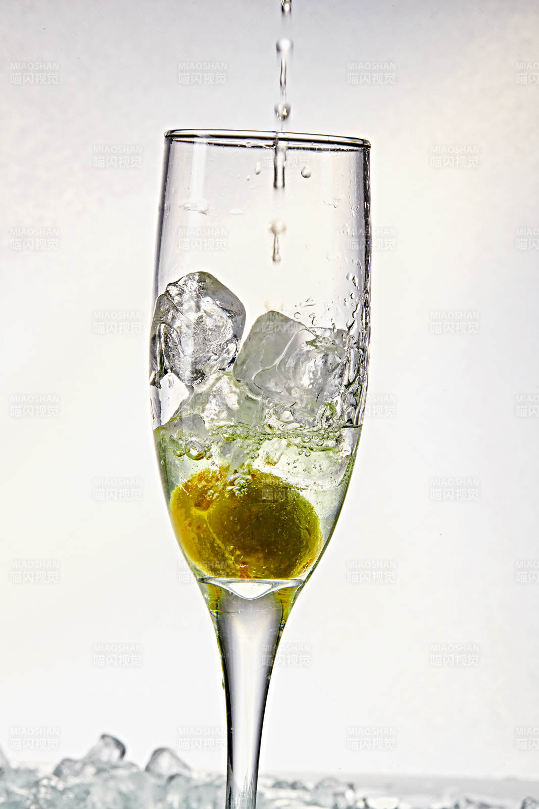 布满冰块的酒杯中的清凉白葡萄味预调酒-摄影图