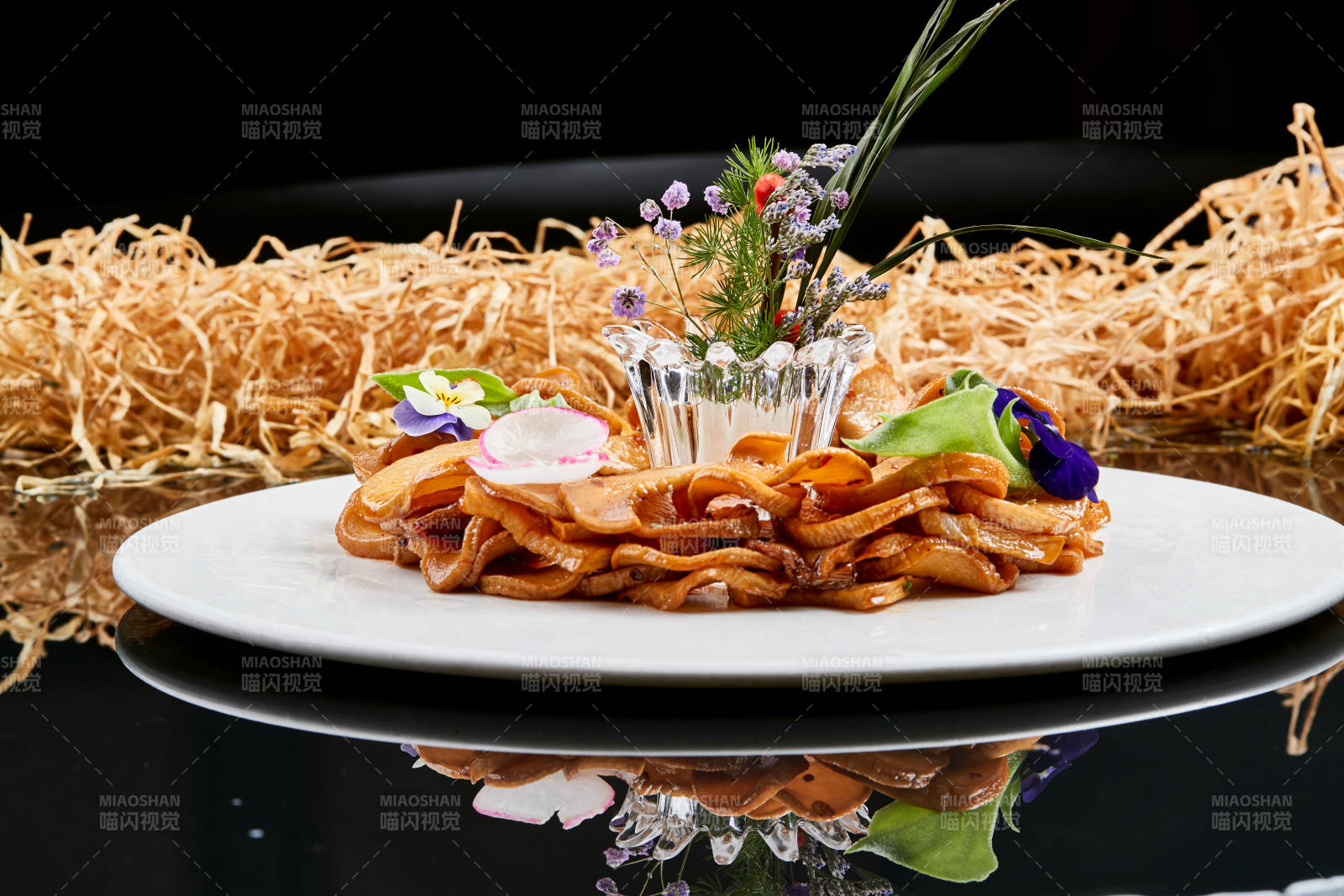 白色瓷盤裝的糖腌杏鮑菇片