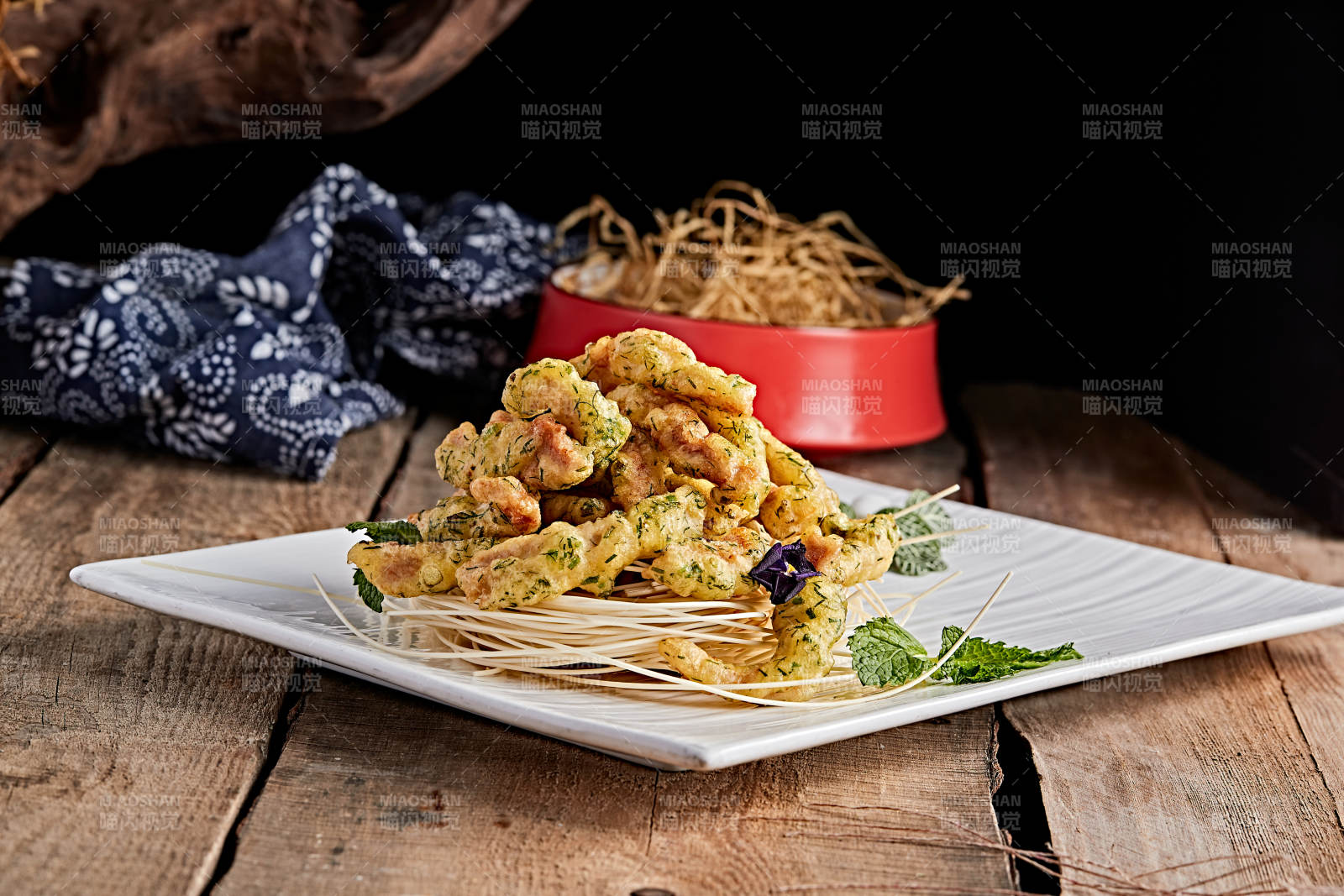 白色瓷盤裝的拖面茴香炸里脊