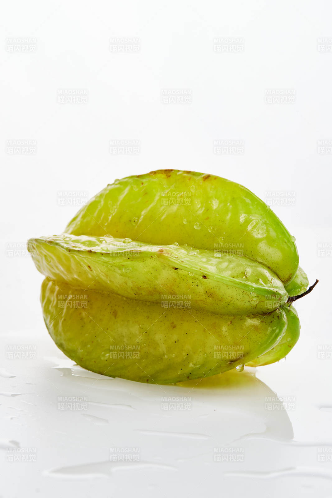 白色背景上擺放的新鮮水嫩楊桃