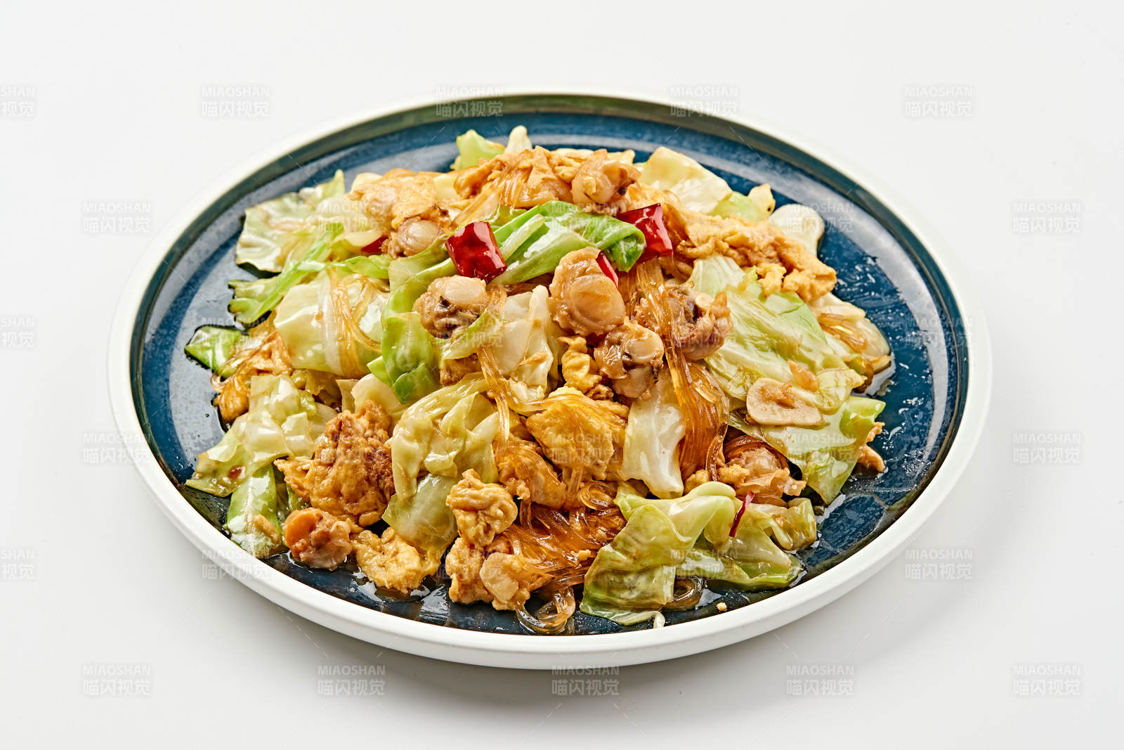 青釉瓷盤裝的扇貝丁水晶粉雞蛋爆手撕包菜