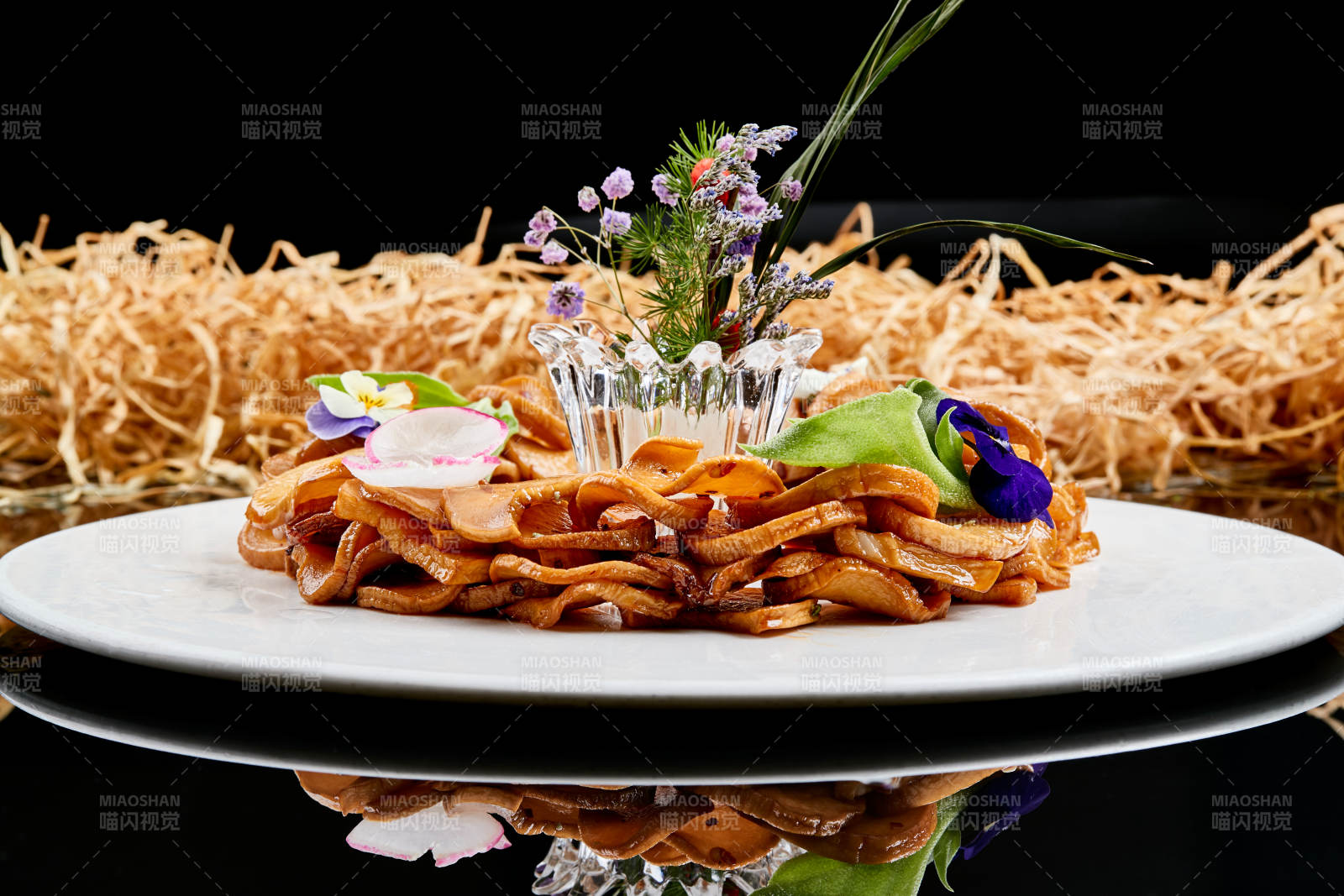 白色瓷盘装的糖腌杏鲍菇片