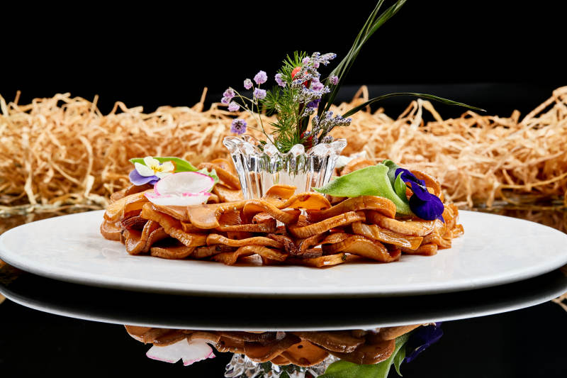 白色瓷盘装的糖腌杏鲍菇片