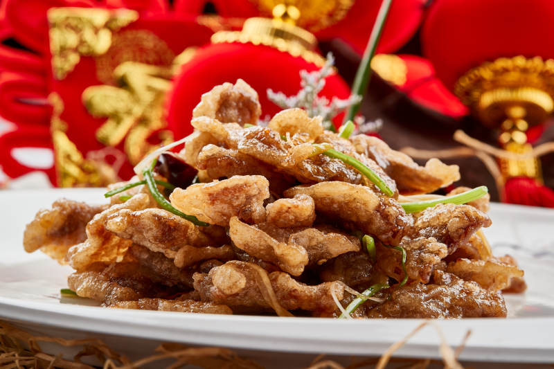 白色瓷盘装的糖醋锅包肉