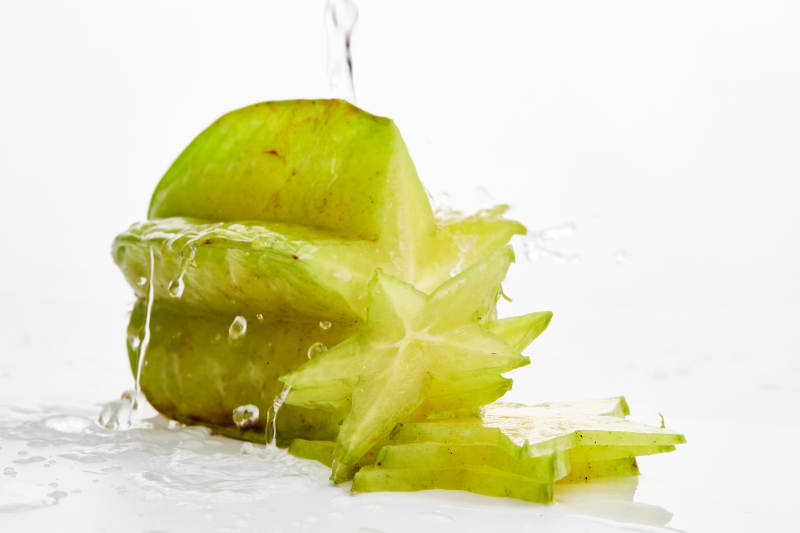 白色背景上摆放的新鲜水嫩杨桃