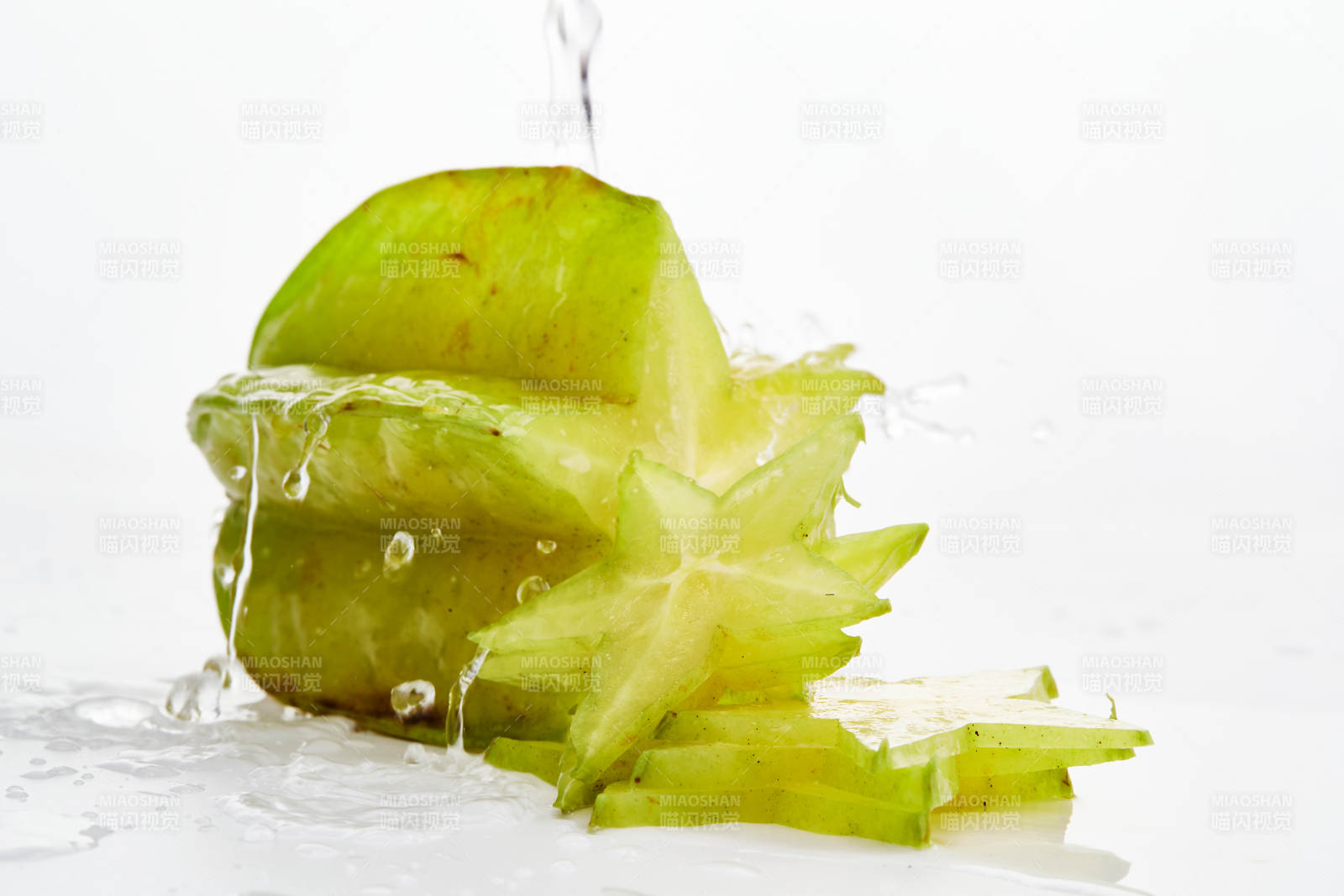 白色背景上摆放的新鲜水嫩杨桃