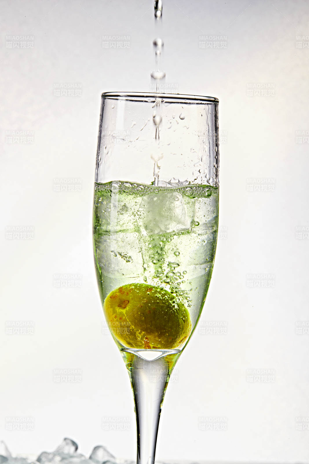 布满冰块的酒杯中的清凉白葡萄味预调酒