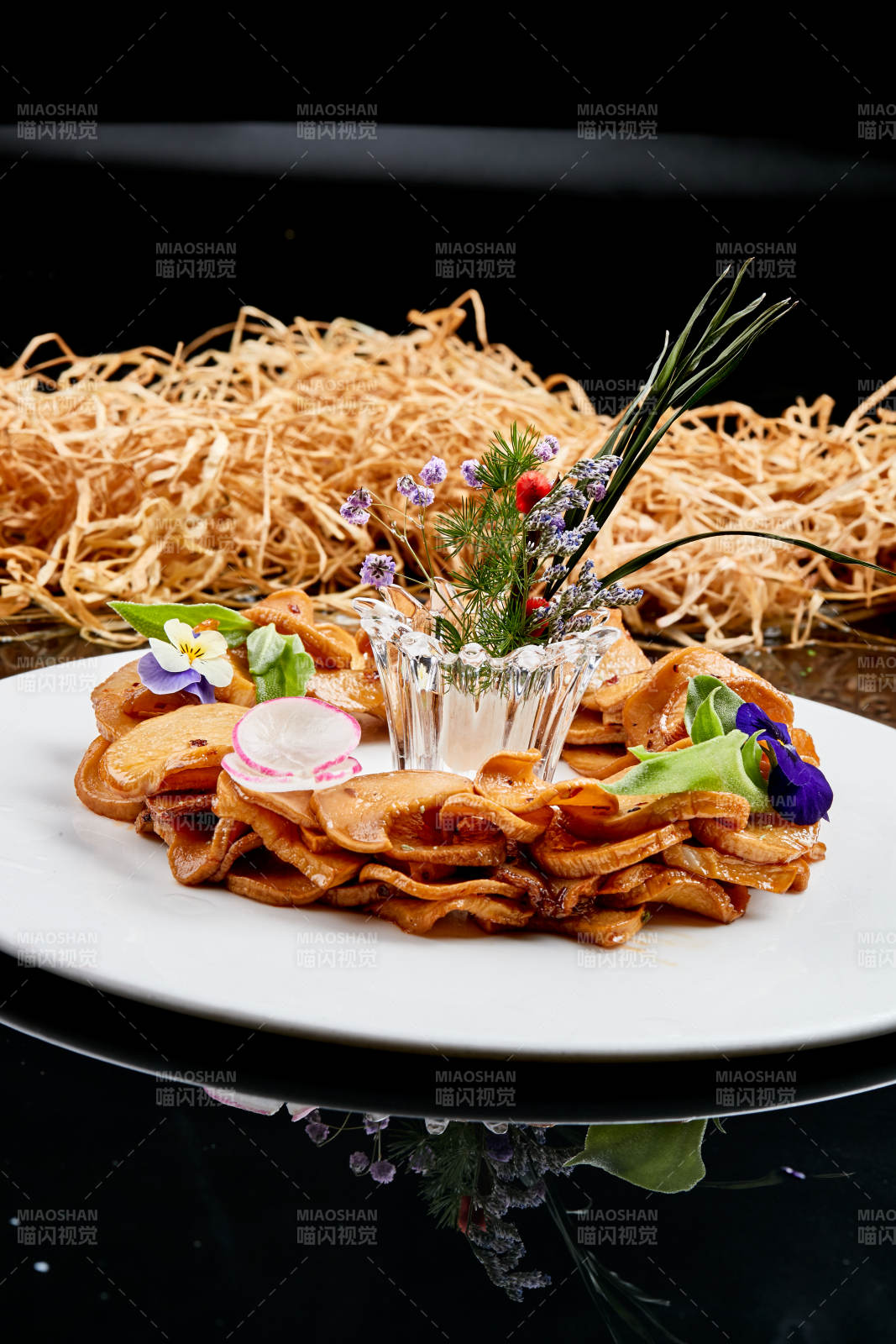 白色瓷盤裝的糖腌杏鮑菇片